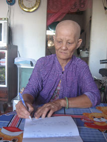 Trao tiền từ thiện