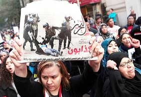 Phụ nữ Ai Cập biểu tình chống hành động bạo lực của quân đội