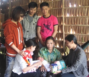 Trao tiền từ thiện