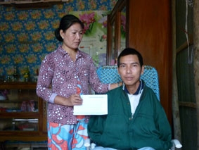 Trao tiền từ thiện