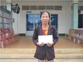 Trao tiền từ thiện