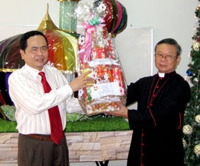 Lãnh đạo thành phố thăm, chúc mừng các chức sắc, đồng bào Công giáo nhân dịp lễ Giáng Sinh