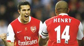 Van Persie sắp phá vỡ kỷ lục của Alan Shearer