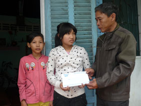 Trao tiền từ thiện