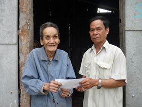 Trao tiền từ thiện