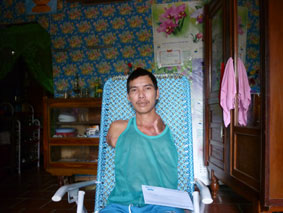 Trao tiền từ thiện