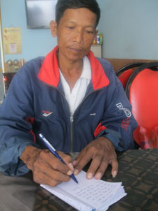 Trao tiền từ thiện