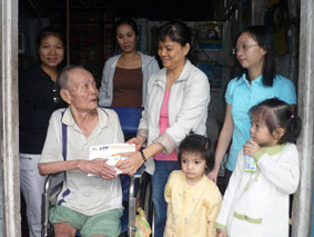 Trao tiền từ thiện