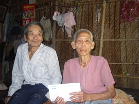 Trao tiền từ thiện