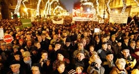 Bùng nổ biểu tình phản đối 
hiến pháp mới