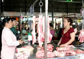 Người nuôi heo thấp thỏm lo âu