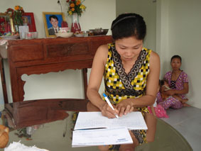 Trao tiền từ thiện