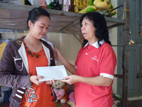 Trao tiền từ thiện