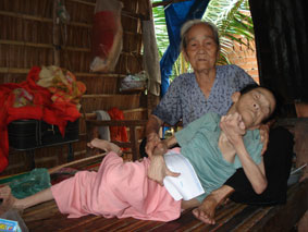 Trao tiền từ thiện