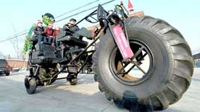 Làm xe đạp “khủng” 
tặng con