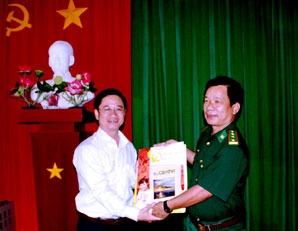 Thăm và chúc Tết cán bộ, chiến sĩ đảo Hòn Khoai