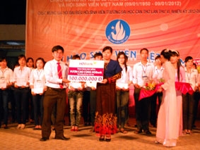 Trao 50 suất học bổng cho sinh viên Trường Đại học Cần Thơ