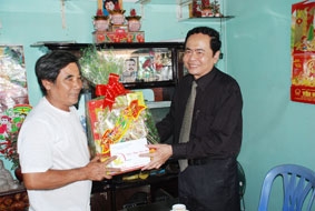 Lãnh đạo thành phố Cần Thơ thăm, chúc mừng các địa phương, gia đình chính sách