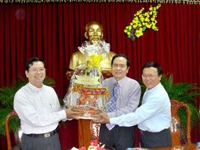 Lãnh đạo thành phố họp mặt cán bộ hưu trí, tặng quà cho người nghèo ăn Tết