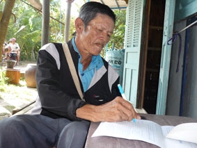 Trao tiền từ thiện