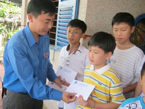 Trao 13 suất học bổng cho cháu cựu thủy thủ tàu không số