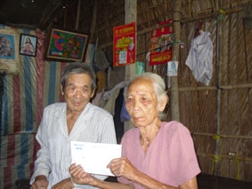 Trao tiền từ thiện