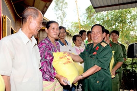 Tổ chức chương trình giao lưu nghệ thuật "Tết quân dân" năm 2012
