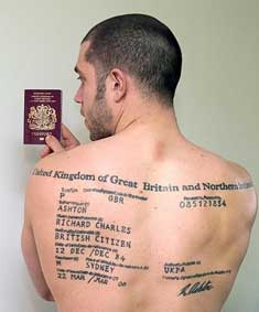 Xăm hộ chiếu lên lưng