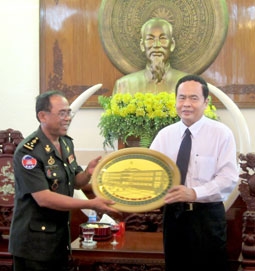 Bộ Tư lệnh Cảnh vệ và Bộ Tư lệnh Lục quân Quân đội Hoàng gia Campuchia chúc Tết Đảng bộ, chính quyền và nhân dân TP Cần Thơ