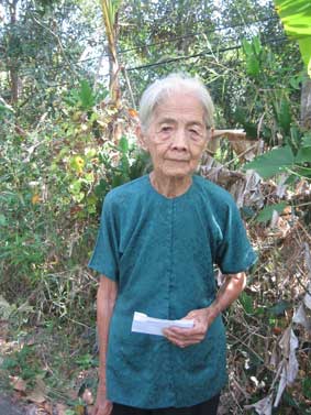 Trao tiền từ thiện