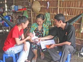 Trao tiền từ thiện