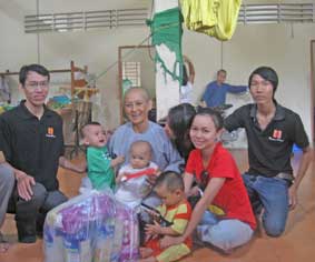 Trao tiền từ thiện