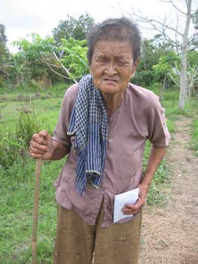 Trao tiền từ thiện