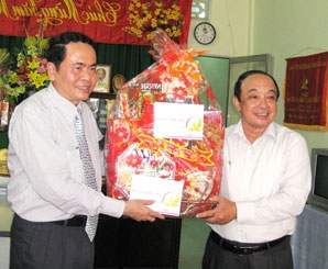 Lãnh đạo thành phố thăm, chúc Tết các ban ngành và cán bộ lão thành cách mạng