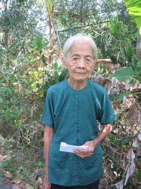 Trao tiền từ thiện