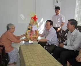 LÃNH ĐẠO THÀNH ỦY CẦN THƠ THĂM VÀ TẶNG QUÀ GIA ĐÌNH LÃO THÀNH CÁCH MẠNG, CÁN BỘ HƯU TRÍ