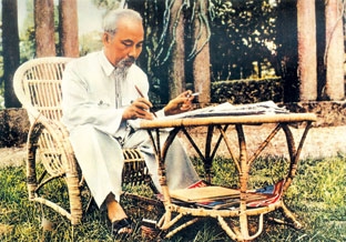Hai bài thơ mừng xuân năm Thìn của Chủ tịch Hồ Chí Minh