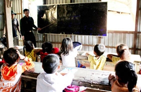 "Cõng chữ" ra hải đảo