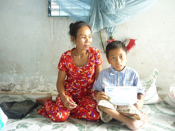 Trao tiền từ thiện