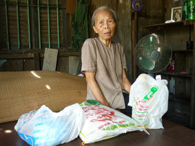 Trao tiền từ thiện