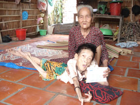 Trao tiền từ thiện