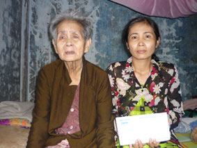 Trao tiền từ thiện