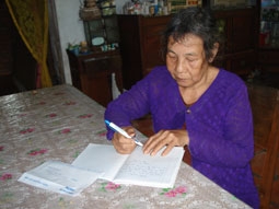 Trao tiền từ thiện