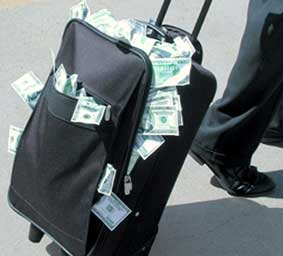 Bị bắt vì bay cùng 1,9 triệu USD