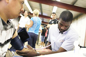 Bác sĩ nên kiểm tra huyết áp ở cả 2 cánh tay