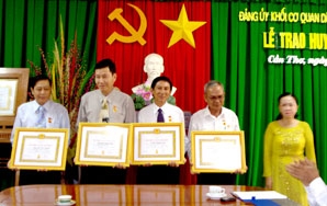 9 đảng viên nhận Huy hiệu 40 năm, 30 năm tuổi Đảng