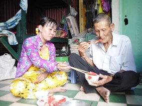 Giúp ông Hai có điều kiện trị bệnh