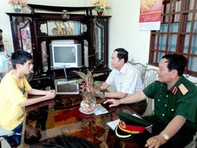 Lãnh đạo thành phố kiểm tra công tác
tuyển quân ở quận Ninh Kiều