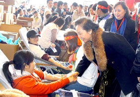 Phó Chủ tịch nước Nguyễn Thị Doan đánh trống khai hội Lễ hội Xuân hồng năm 2012