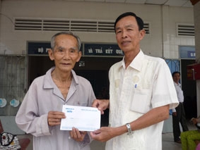 Trao tiền từ thiện